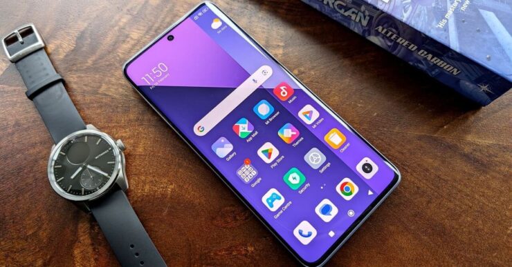 Экран в смартфоне. В Redmi Note 13 Pro Plus используется экран-водопад. Изображение: wired.com. Фото.