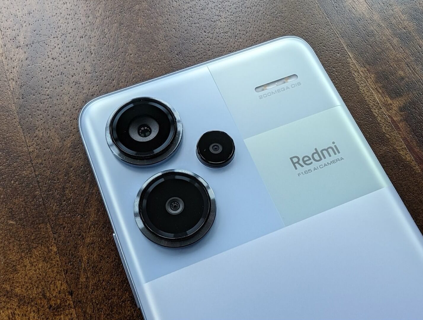 Смартфон с хорошей камерой. В Redmi Note 13 Pro+ сразу три камеры, но не всеми вы будете пользоваться. Изображение: wired.com. Фото.