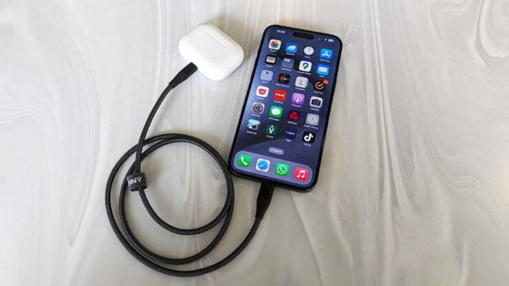 Включать ничего не нужно: между двумя смартфонами заряжается тот, у кого заряд ниже. Реверсивная зарядка на iPhone включается автоматически при подключении к нему другого устройства с помощью кабеля. Изображение: tomsguide.com. Фото.