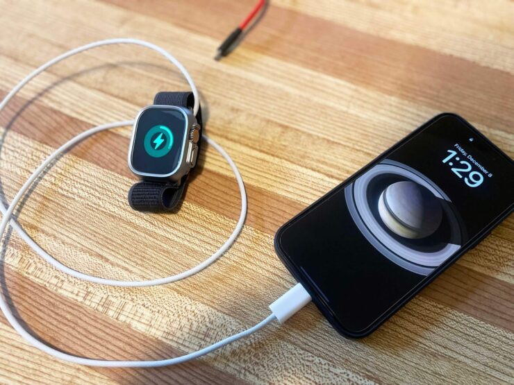 Мощность реверсивной зарядки в iPhone. С помощью обратной зарядки на iPhone можно легко подзарядить даже Apple Watch. Изображение: mobilesyrup.com. Фото.