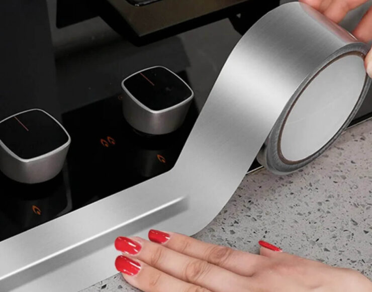 Алюминиевая клейкая лента. Кстати, очень похожей лентой заклеивают повреждения на самолетах. Фото.