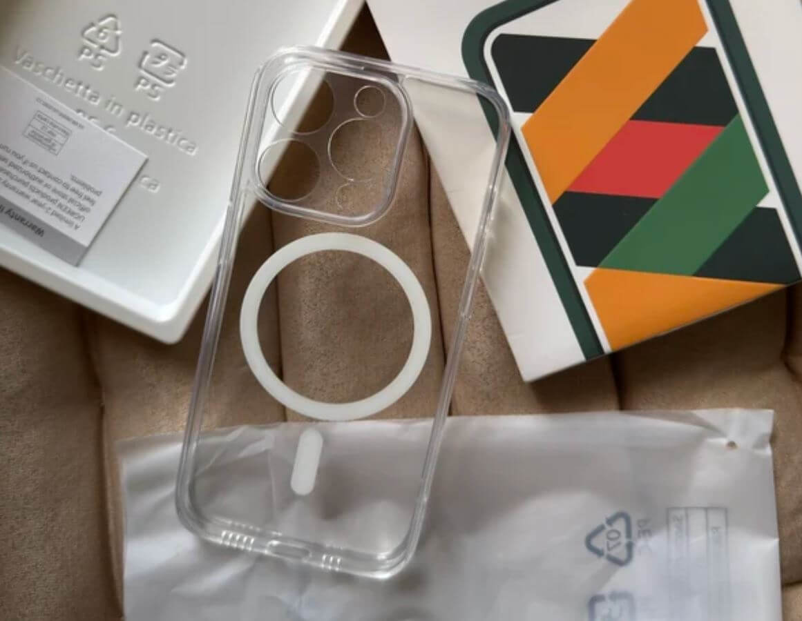 Чехол для Айфона с MagSafe. Чехол надежно защищает Айфон от ударов, оставляя его по-прежнему красивым. Чехол для Айфона с MagSafe. Чехол надежно защищает Айфон от ударов, оставляя его по-прежнему красивым. Фото.