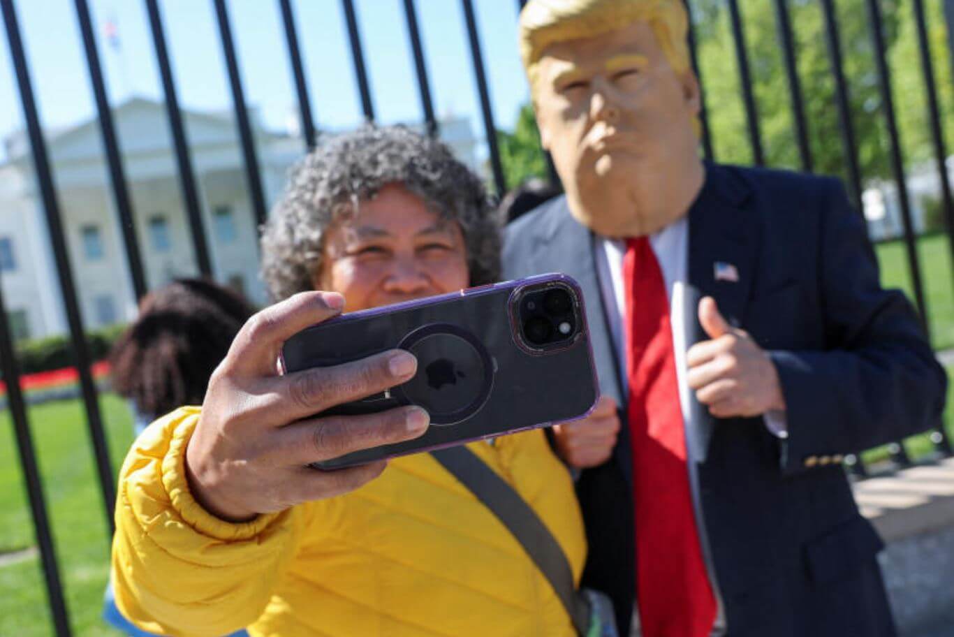Импортные пошлины Трампа. Трамп не выдержал и отменил пошлины. Но не на всё. Фото: bangkokpost.com. Импортные пошлины Трампа. Трамп не выдержал и отменил пошлины. Но не на всё. Фото: bangkokpost.com. Фото.