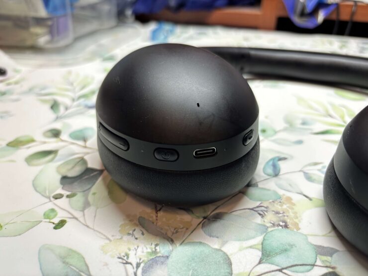 Кнопки беспроводных наушников. Кнопки позволяют легко управлять наушниками, не прикасаясь к смартфону. Фото.