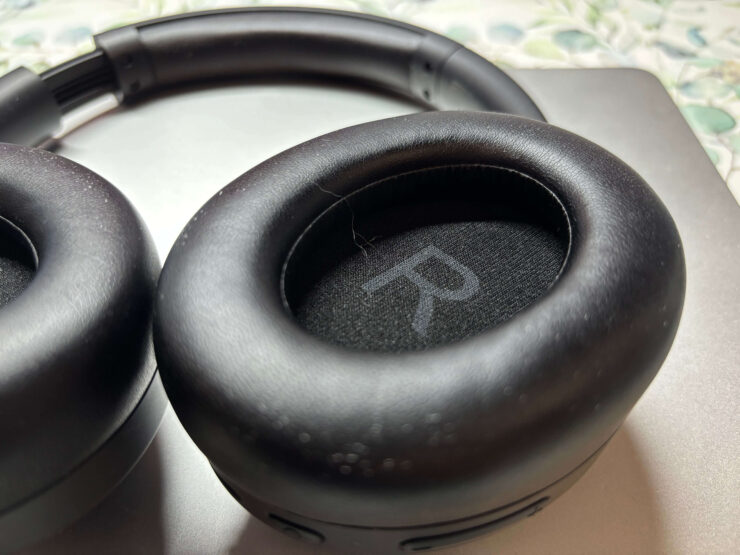 Большие беспроводные наушники. Амбушюры мягкие и приятные на ощупь. Фото.