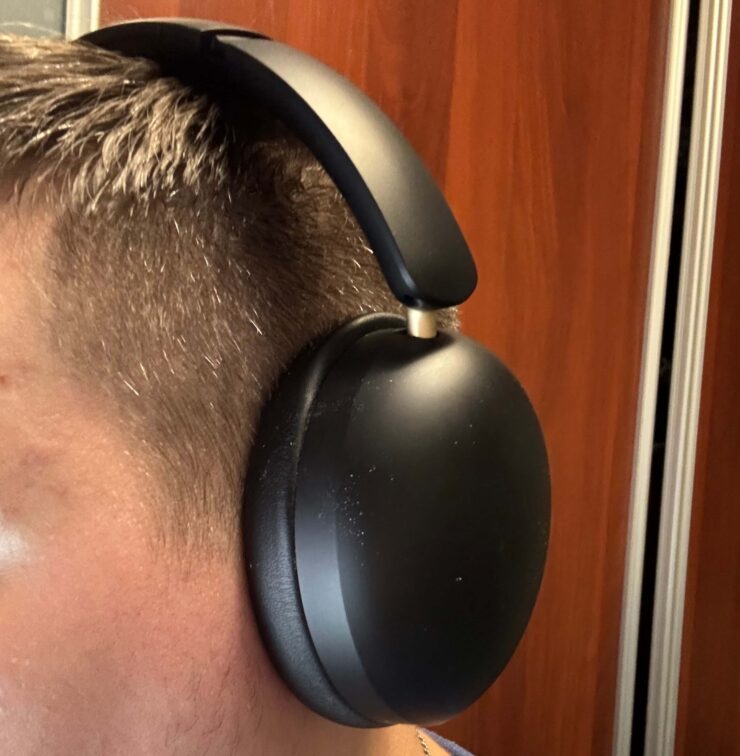 Шумоподавление в беспроводных наушниках. Наушники сидят очень плотно, за счет чего отсекают все лишние внешние шумы. Фото.