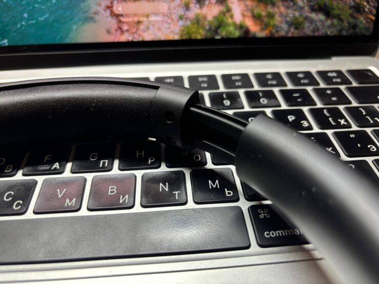 Большие беспроводные наушники. Оголовье тоже мягкое, а размер наушников легко регулируется. Фото.