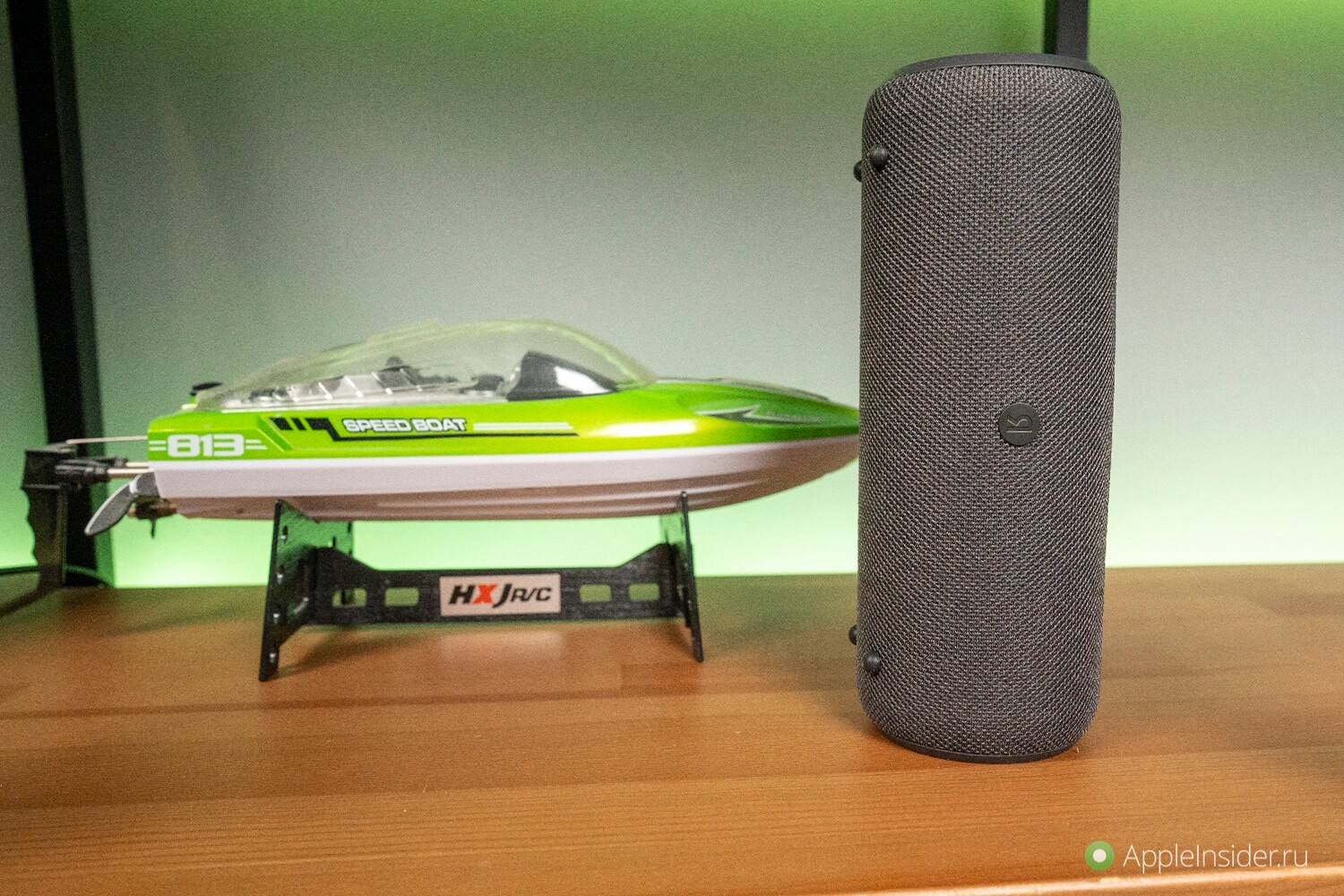 Яндекс Станция Стрит — портативная колонка с полноценной Алисой. Защита от воды и пыли — то, что нужно на природе. Фото.