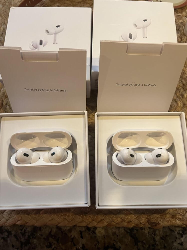 Коробка наушников AirPods. Обязательно осмотрите внешний вид наушников. Ничто не должно люфтить, скрипеть и шататься. Изображение: reddit.com. Коробка наушников AirPods. Обязательно осмотрите внешний вид наушников. Ничто не должно люфтить, скрипеть и шататься. Изображение: reddit.com. Фото.
