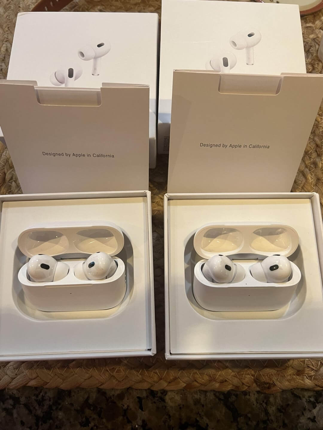 Коробка наушников AirPods. Обязательно осмотрите внешний вид наушников. Ничто не должно люфтить, скрипеть и шататься. Изображение: reddit.com. Фото.