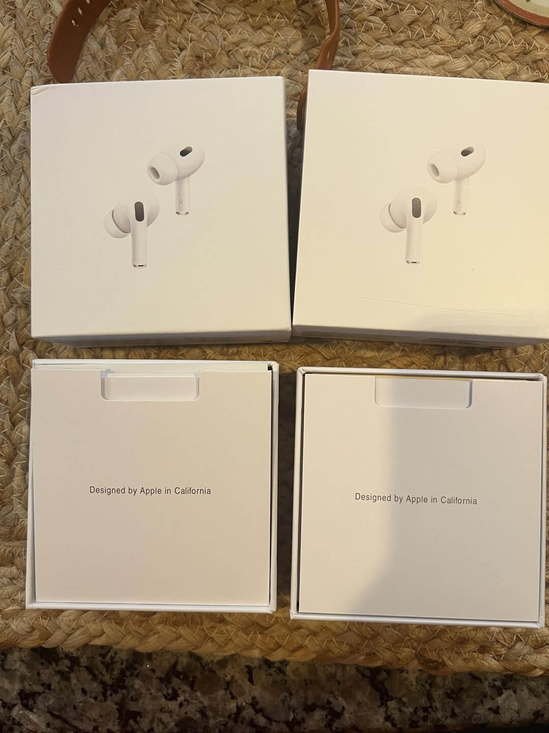 Коробка наушников AirPods. Обратите внимание на принты и шрифты. Явно не такие качественные, как у Apple. Изображение: reddit.com. Фото.