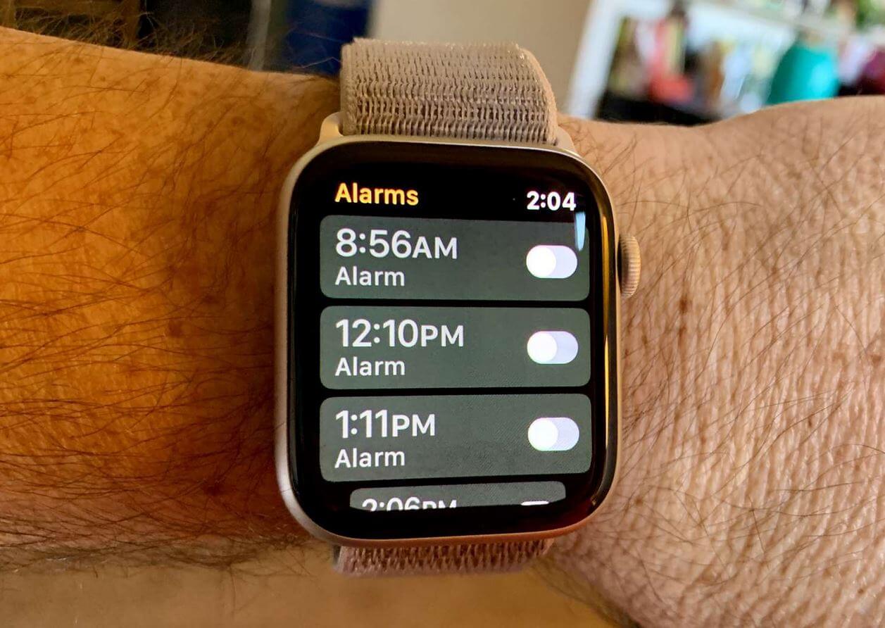 Будильник на Apple Watch. Будильник на Apple Watch работает бесшумно и поможет вовремя встать, никого не разбудив. Фото: lifewire.com. Будильник на Apple Watch. Будильник на Apple Watch работает бесшумно и поможет вовремя встать, никого не разбудив. Фото: lifewire.com. Фото.