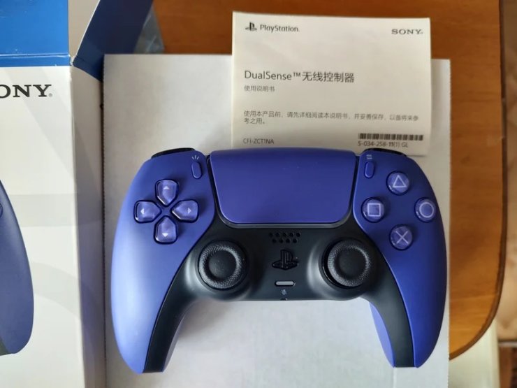 Геймпад DualSense для PS5. На выбор есть DualSense разных цветов. Фото.