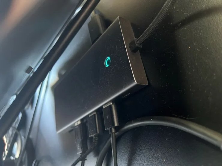 Хаб c USB-C. В хабе есть все необходимые разъемы. Фото.