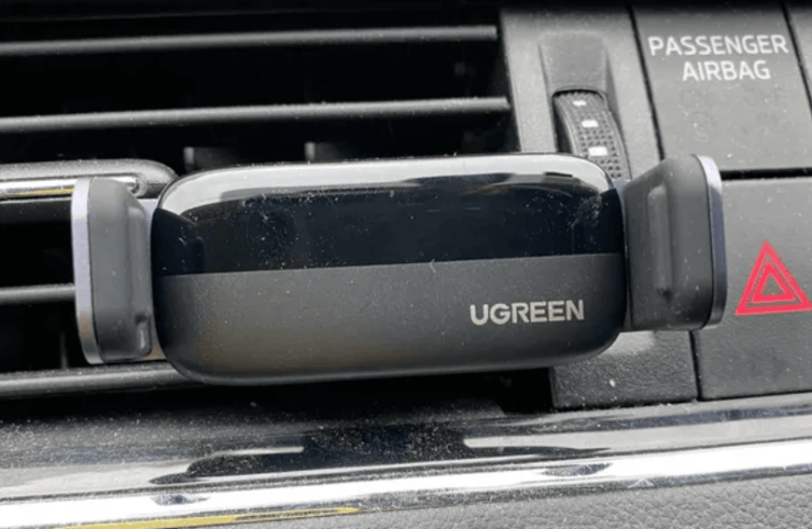 Автомобильный держатель для смартфона. Держатель простой, но при этом надежный. Фото.