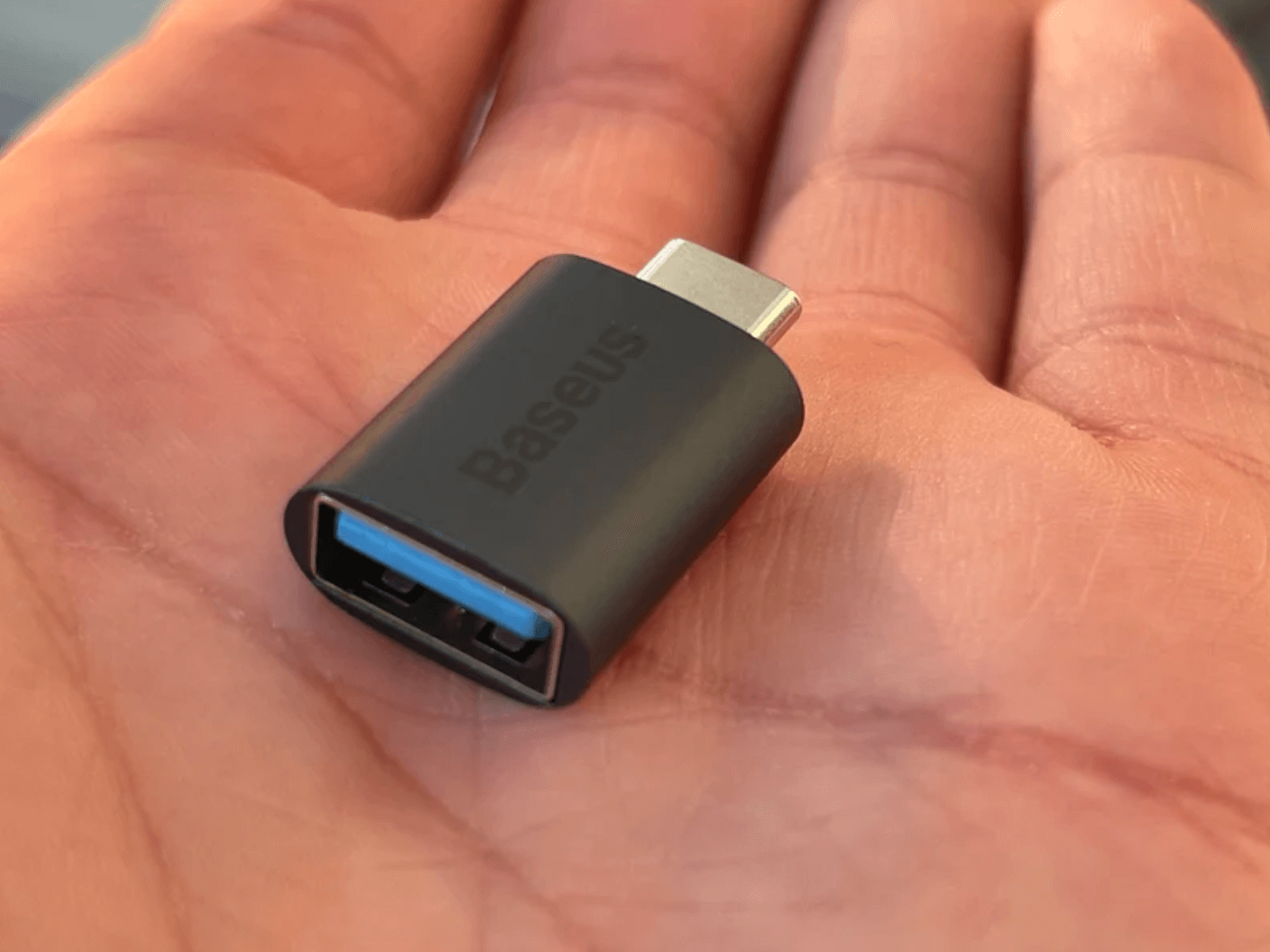 Адаптер переходник USB-C. С таким адаптером к Маку можно подключить всё, что угодно. Фото.