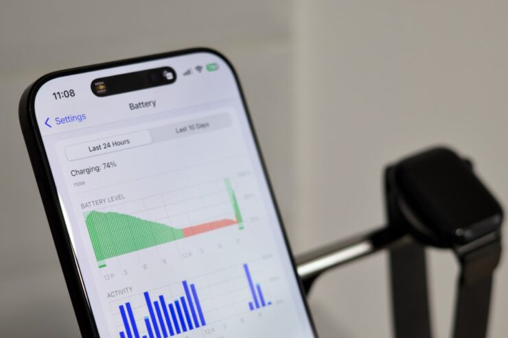 Время до полной зарядки пора отображать во всех разделах при подключении зарядки к iPhone. Изображение: macworld.com. Фото.