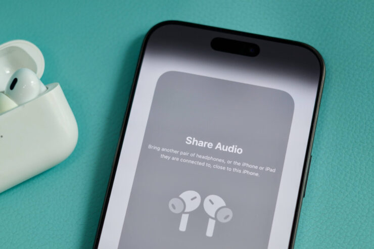 Пора бы уже дать возможность расшаривать звук на любые наушники, а не только AirPods и Beats. Изображение: macworld.com. Фото.