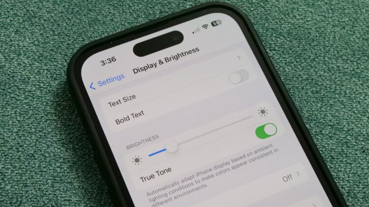 Почему iPhone сам меняет яркость экрана и как отключить эту функцию. Автояркость на iPhone отключается в очень необычном месте. Изображение: laptopmag.com. Фото.
