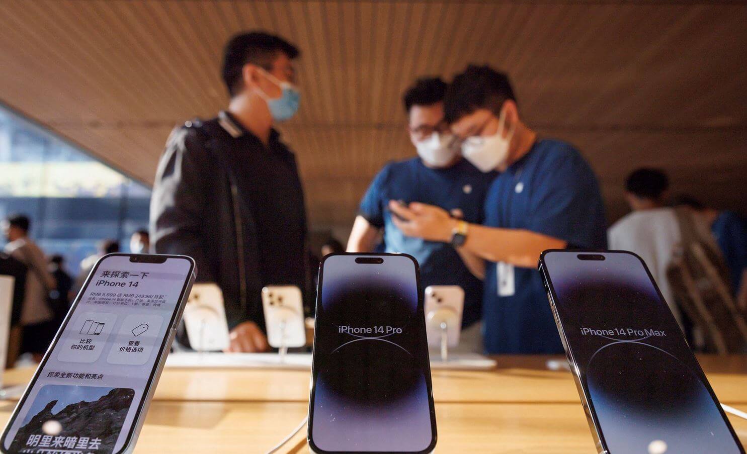Apple теряет позиции в Китае из-за местных производителей. Магазины вынуждены сливать iPhone с бешеной скидкой. В Китае перестали покупать iPhone? Фото: cnn.com. Apple теряет позиции в Китае из-за местных производителей. Магазины вынуждены сливать iPhone с бешеной скидкой. В Китае перестали покупать iPhone? Фото: cnn.com. Фото.