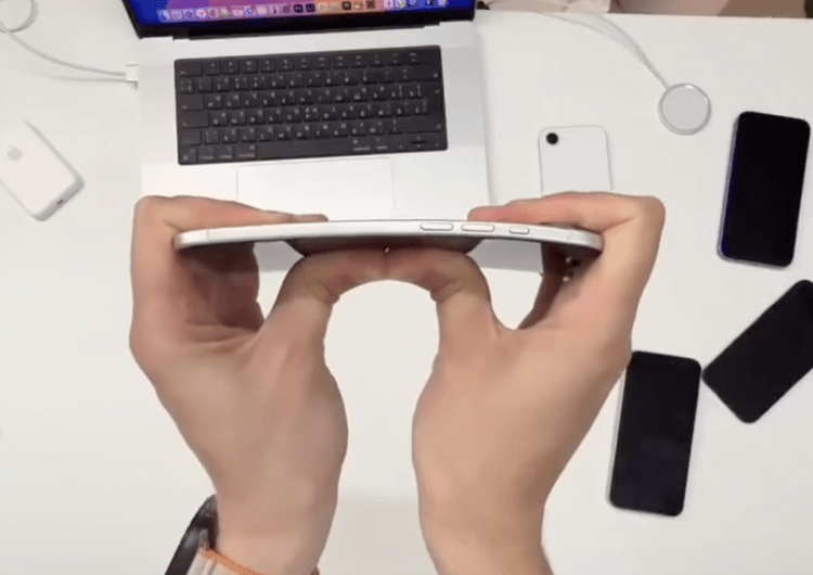 iPhone 17 Air еще не вышел, а мы уже знаем, как он будет гнуться. iPhone 17 Air уже пытаются согнуть. Изображение: MajinBuOfficial. iPhone 17 Air еще не вышел, а мы уже знаем, как он будет гнуться. iPhone 17 Air уже пытаются согнуть. Изображение: MajinBuOfficial. Фото.