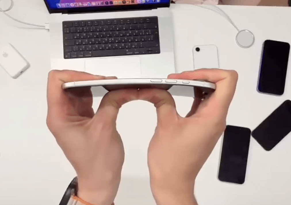 iPhone 17 Air еще не вышел, а мы уже знаем, как он будет гнуться. Фото.