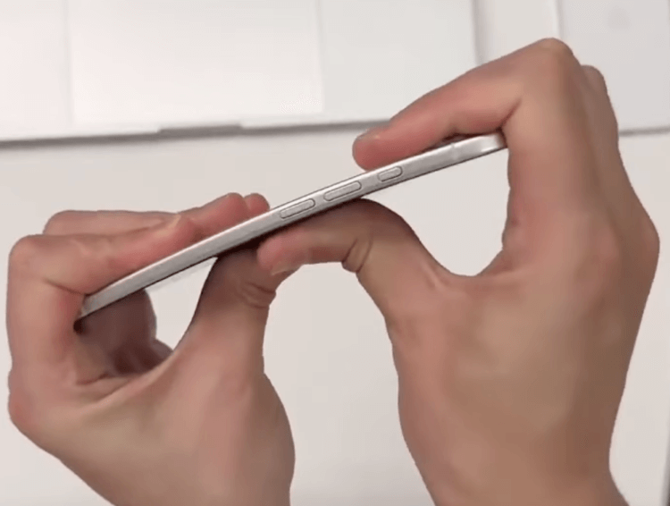 iPhone 17 Air еще не вышел, а мы уже знаем, как он будет гнуться. Чтобы согнуть макет, пришлось приложить изрядные усилия. Изображение: MajinBuOfficial. iPhone 17 Air еще не вышел, а мы уже знаем, как он будет гнуться. Чтобы согнуть макет, пришлось приложить изрядные усилия. Изображение: MajinBuOfficial. Фото.