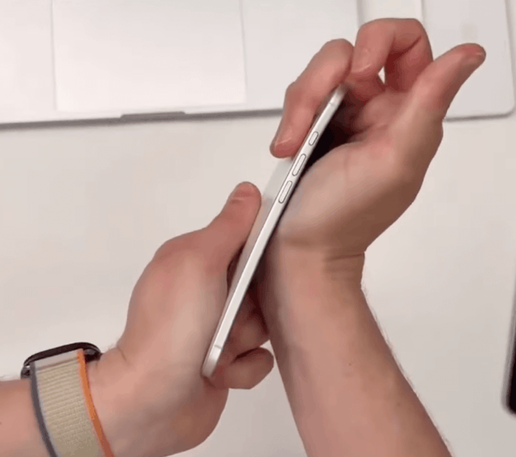 Скорее всего, настоящий смартфон согнуть будет легче, чем макет. Изображение: MajinBuOfficial. Фото.