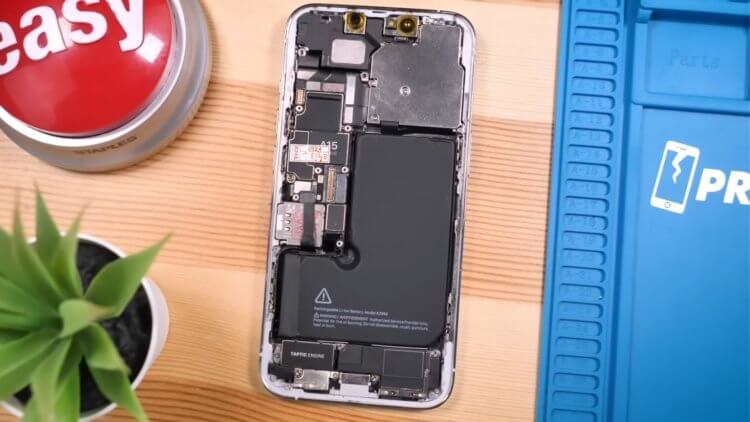 Можно ли собрать рабочий iPhone из запчастей с AliExpress. Почти собранный айфон. Осталось лишь установить экран. Изображение: phonerepairguru.com. Можно ли собрать рабочий iPhone из запчастей с AliExpress. Почти собранный айфон. Осталось лишь установить экран. Изображение: phonerepairguru.com. Фото.