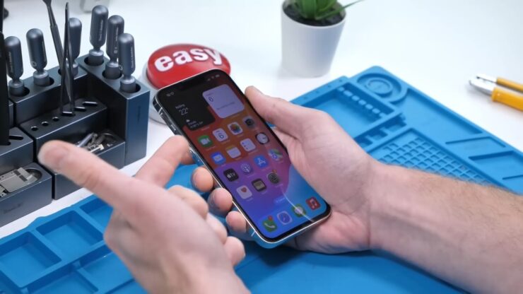 Смартфон работает, но сколько это продлится, никто не скажет. Некоторые детали оказались неоригинальными. Изображение: phonerepairguru.com. Фото.