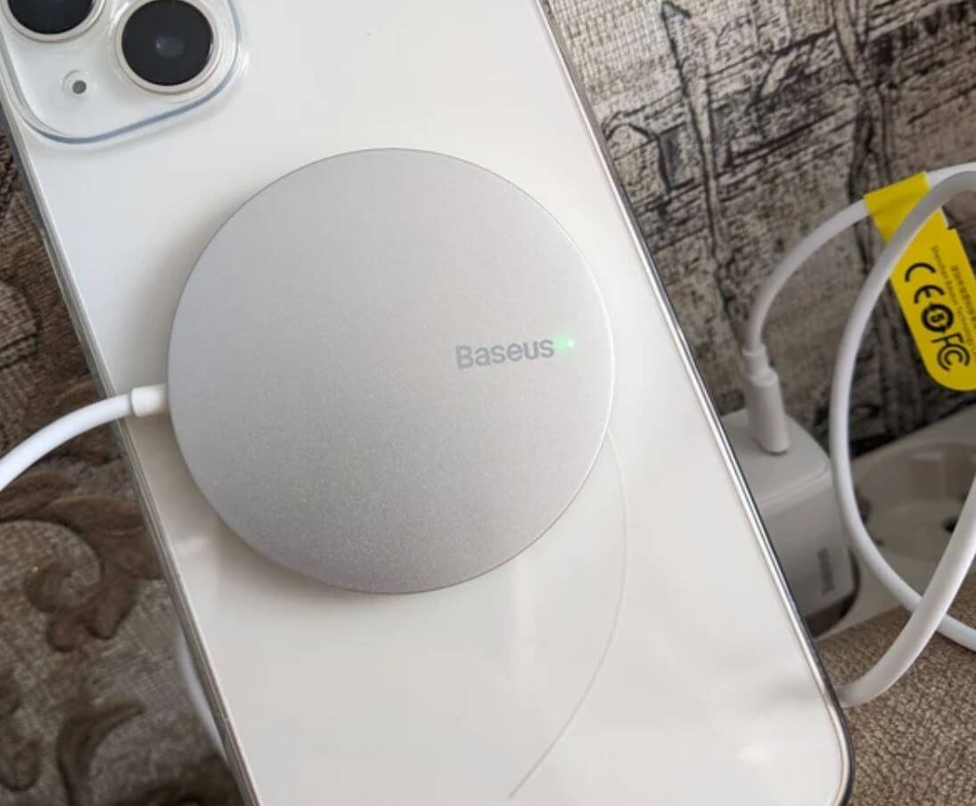 Недорогая зарядка MagSafe для iPhone. MagSafe для iPhone — прекрасное решение, когда под рукой нет зарядки. Недорогая зарядка MagSafe для iPhone. MagSafe для iPhone — прекрасное решение, когда под рукой нет зарядки. Фото.