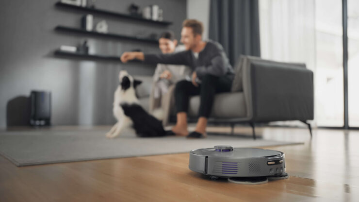 Робот-пылесос с камерой. Камеры позволят наблюдать за домашними животными. Робот-пылесос с камерой. Камеры позволят наблюдать за домашними животными. Фото.