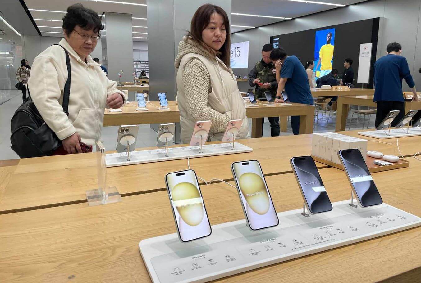 Apple ищет оправдание для повышения цен на новые iPhone 17. По сути, цену на iPhone поднимать не из чего — функционально это тот же смартфон, что и год назад. Фото: investopedia.com. Apple ищет оправдание для повышения цен на новые iPhone 17. По сути, цену на iPhone поднимать не из чего — функционально это тот же смартфон, что и год назад. Фото: investopedia.com. Фото.