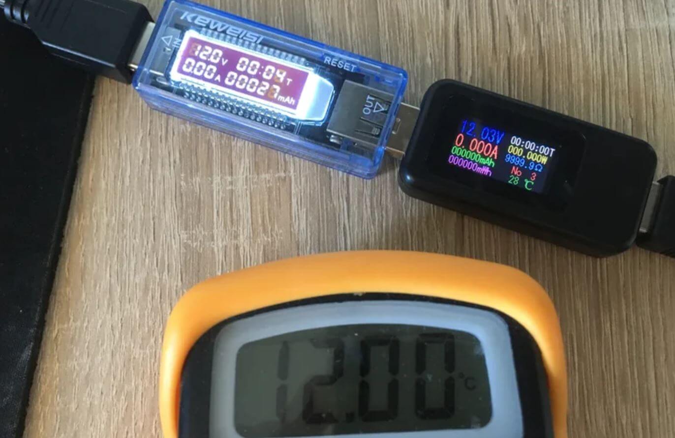 Тестер питания с USB. Компактный аксессуар помогает проверить зарядку или кабель на работоспособность. Тестер питания с USB. Компактный аксессуар помогает проверить зарядку или кабель на работоспособность. Фото.