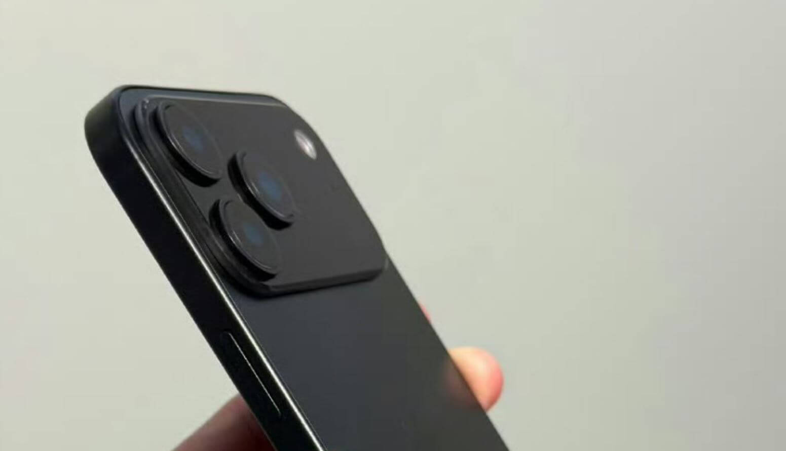 В сеть слили реальные фото iPhone 17 Pro. Новый смартфон Apple 2025 просто не узнать. Стекло блока камер достаточно толстое. Хотя, возможно, это лишь недочеты макетов. Фото: 9to5mac.com. В сеть слили реальные фото iPhone 17 Pro. Новый смартфон Apple 2025 просто не узнать. Стекло блока камер достаточно толстое. Хотя, возможно, это лишь недочеты макетов. Фото: 9to5mac.com. Фото.
