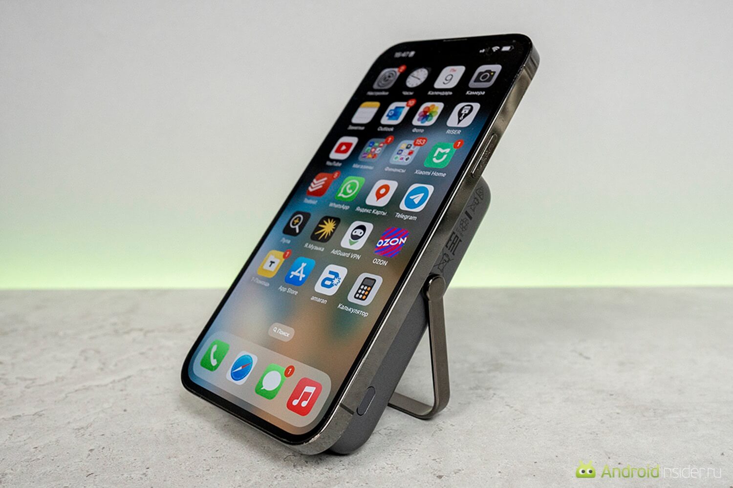 Магнитный пауэрбанк для iPhone. Подставка позволяет поставить смартфон для просмотра видео или созвонов. Магнитный пауэрбанк для iPhone. Подставка позволяет поставить смартфон для просмотра видео или созвонов. Фото.