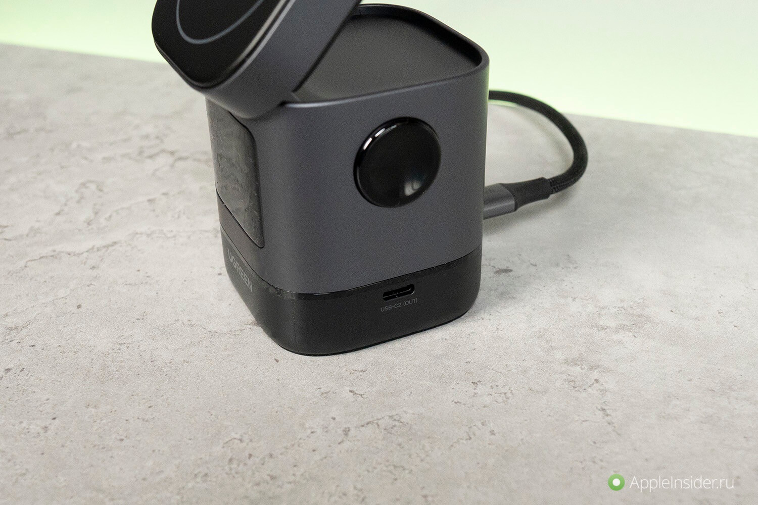 Обзор универсальной зарядки Ugreen Uno 2-in-1 Magnetic Wireless Charging Station. Разъем для подключения дополнительных устройств сбоку. Обзор универсальной зарядки Ugreen Uno 2-in-1 Magnetic Wireless Charging Station. Разъем для подключения дополнительных устройств сбоку. Фото.