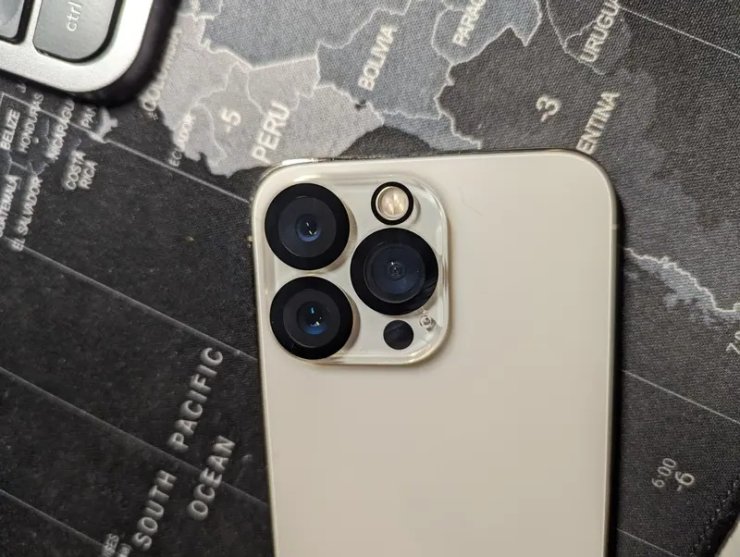 Защитное стекло для камеры iPhone. Стекло надежно защитит объективы от царапин. Фото.