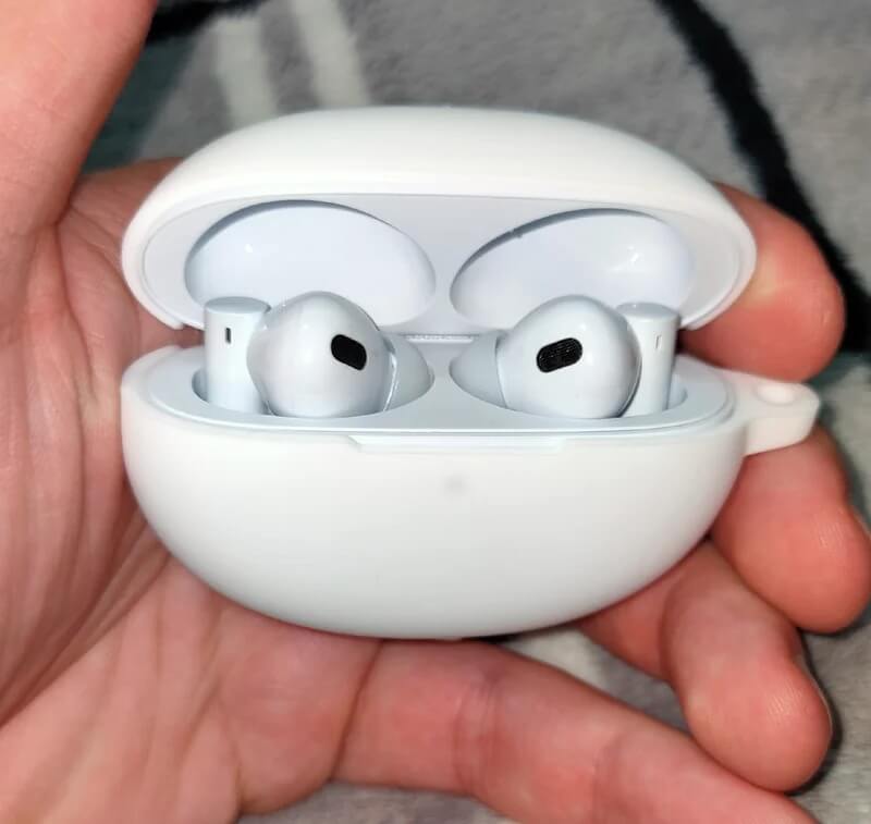 Беспроводные наушники с шумоподавлением. Наушники отдаленно напоминают AirPods Pro. Фото.