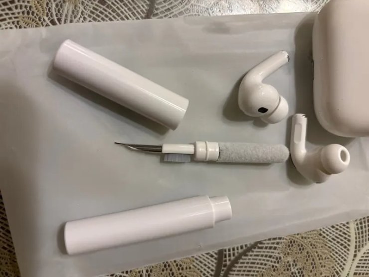 Щетка для чистки наушников. Щетка оснащена всем необходимым, чтобы привести наушники в порядок. Фото.