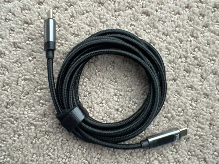 Провод для зарядки Айфона. Кабель качественный и прослужит долго. Фото.