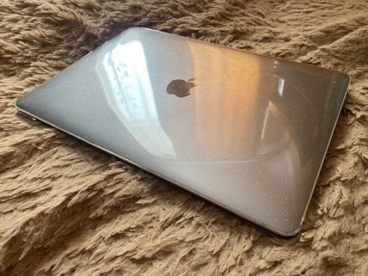 Чехол для MacBook. Такой чехол не испортит внешний вид ноутбука и защитит его. Фото.