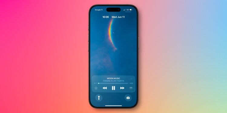 Как Apple Music меняет экран блокировки iPhone на iOS 26. Обложки на весь экран смотрятся реально круто. Изображение: 9to5mac.com. Как Apple Music меняет экран блокировки iPhone на iOS 26. Обложки на весь экран смотрятся реально круто. Изображение: 9to5mac.com. Фото.