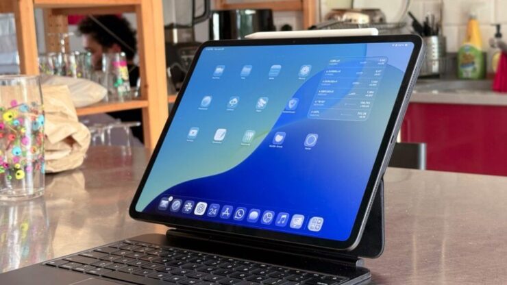 Кстати, стеклянные иконки в iPadOS 26 очень непрактичные. Изображение: bgr.com. Фото.