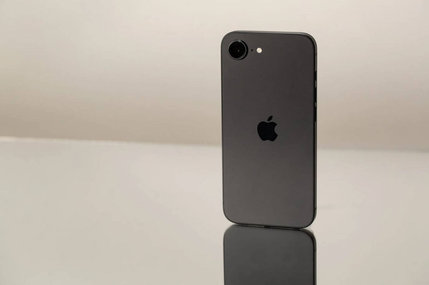 Каким будет новый iPhone 17e и когда он выйдет. Все, что известно про недорогой смартфон Apple. Что известно про iPhone 17e? Фото: bloomberg.com. Фото.