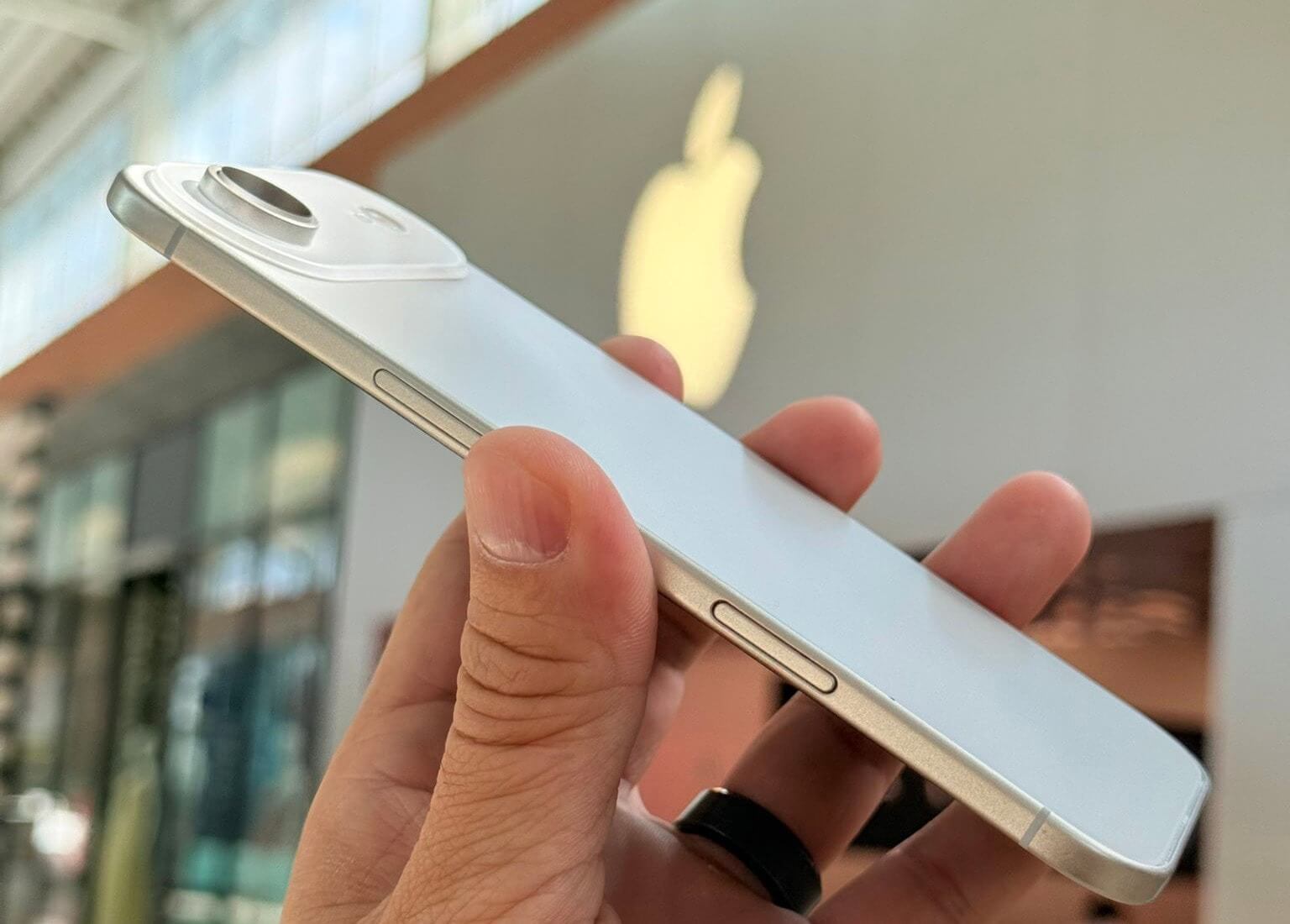 Apple уже готовит апгрейд iPhone 17 Air, который еще не вышел, чтобы исправить его главный недостаток. Фото.