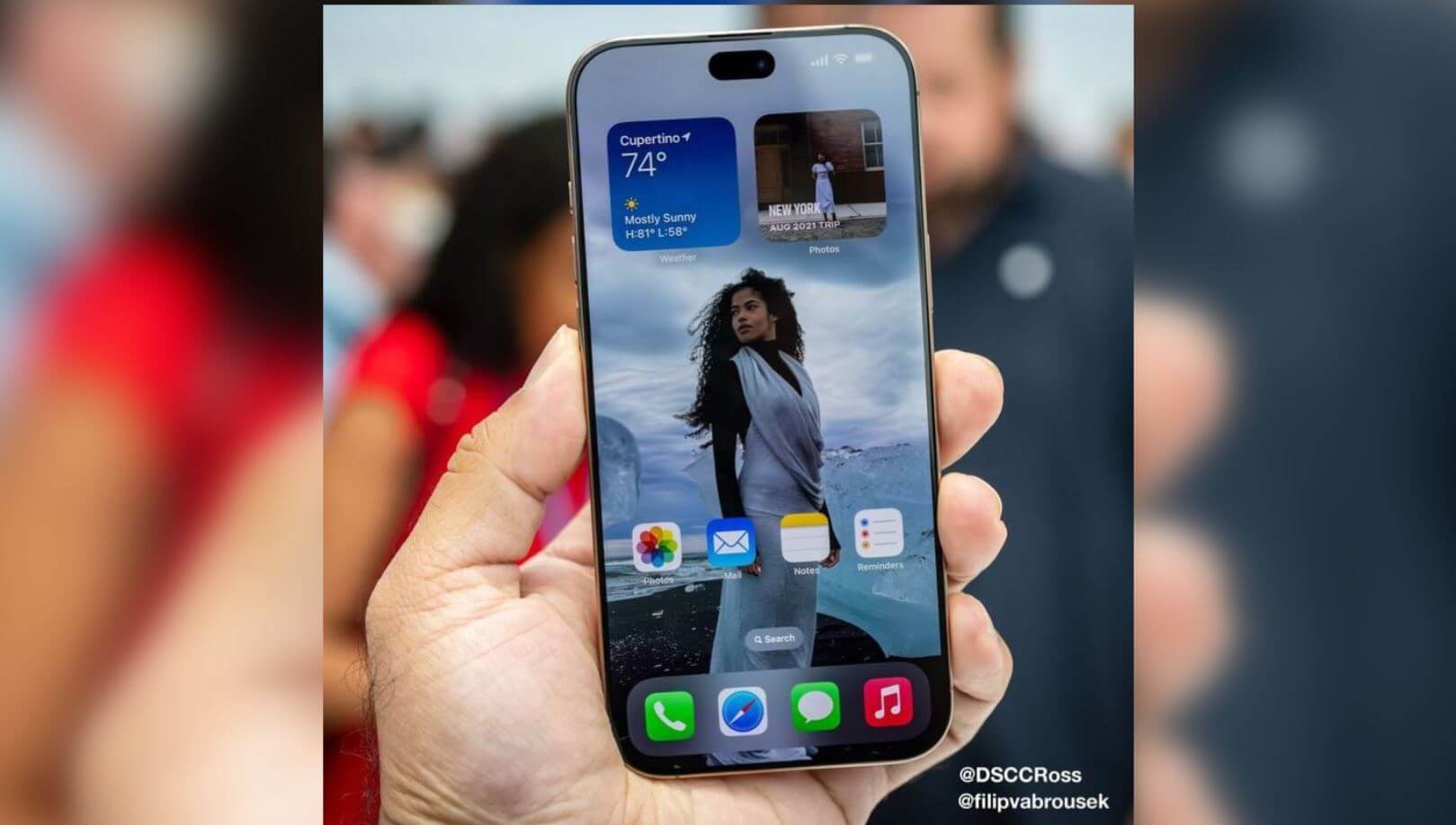 Как может выглядеть iPhone 18 Pro с фронталкой в углу экрана и со скрытым Face ID. Другие источники предполагают, что Dynamic Island станет меньше. Фото: macrumours.com. Как может выглядеть iPhone 18 Pro с фронталкой в углу экрана и со скрытым Face ID. Другие источники предполагают, что Dynamic Island станет меньше. Фото: macrumours.com. Фото.