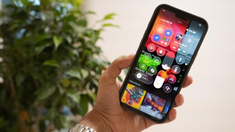 Что дизайнеры говорят про новый стиль Liquid Glass в iOS 26. Читаемость текста и некоторых элементов напрямую зависит от обоев из-за высокой прозрачности. Изображение: androidauthority.com. Что дизайнеры говорят про новый стиль Liquid Glass в iOS 26. Читаемость текста и некоторых элементов напрямую зависит от обоев из-за высокой прозрачности. Изображение: androidauthority.com. Фото.