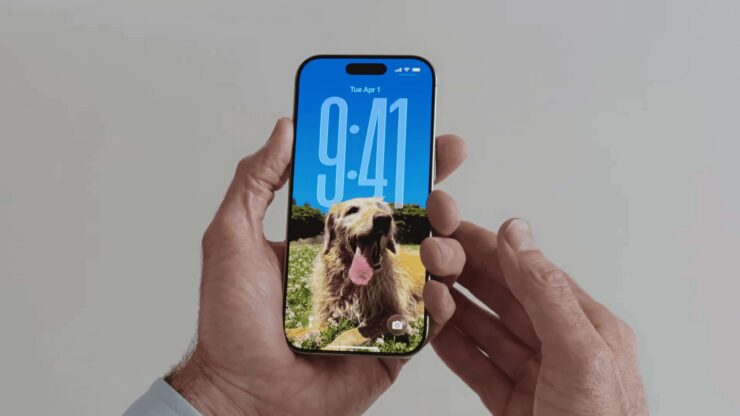 Увеличенные часы ассоциируются с Андроидом и делают плотность элементов на экране блокировки выше. Изображение: macrumors.com. Фото.