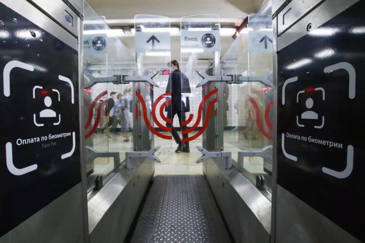 Как работает FacePay в московском метро. Ищите вот такие значки — на таких турникетах можно платить лицом. Как работает FacePay в московском метро. Ищите вот такие значки — на таких турникетах можно платить лицом. Фото.